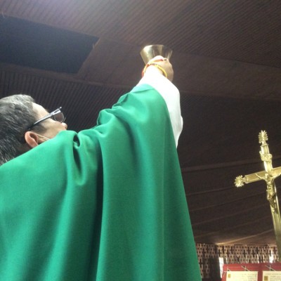 Padre Pivel celebrand misa gregoriana3
