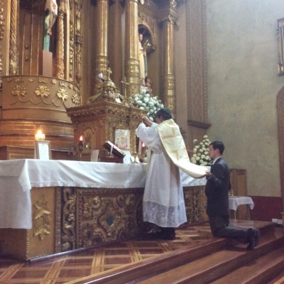 Padre Pivel ,celebrando misa en el altar de la virgen del buen suceso Quito Ecuador junio 2016