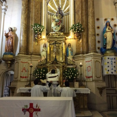 Padre Pivel celebrando misa gregoriana