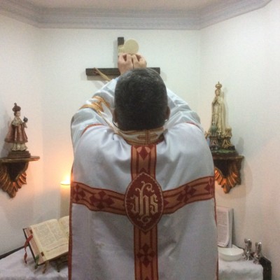 Padre Pivel celebrando misa gregoriana