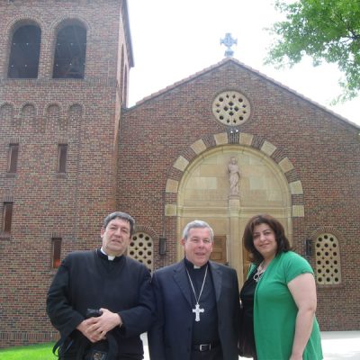 Con Monseñor Jose Octavio Ruiz Arenas- 1Desmonie Iowa EEUU