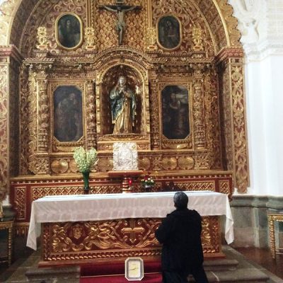 Orando en la Ciudad Antigua - Guatemala