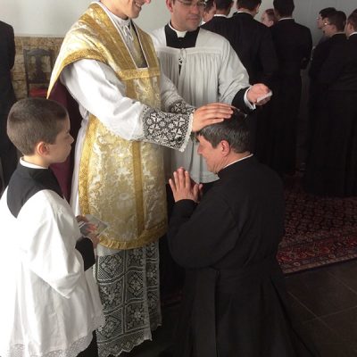 Recibiendo bendición de un nuevo sacerdote - Brasil