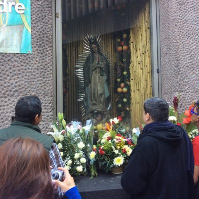 Rezando a la Virgen de Guadalupe